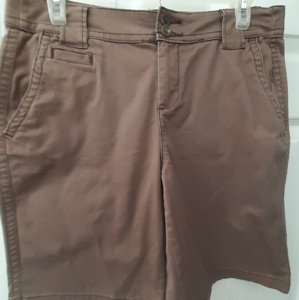 St. John Bay Chino Shorts. Sz 8P Brown